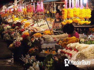 Chiang Mai by Night: Private Tour including Buddhist Chant, Thai Dinner and Night Market