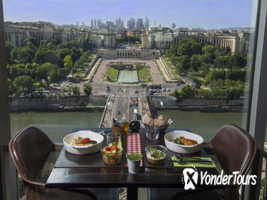 Viator Exclusive: Eiffel Tower Visit with Picnic-Style Lunch, Champagne and Trocadero View Seating