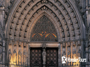 Private outdoors tour of Barrio Gotico and Sagrada Familia