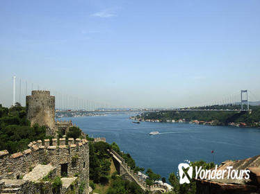 Bosphorus Strait Cruise with Rumeli Fortress or Kücüksu Palace Tour