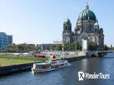 1-Hour Berlin Sightseeing Cruise Including Pizza and Drink
