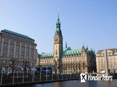 Essential Hamburg Combo: Hop-on Hop-off Tour, Cruise and Lake Alster