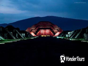 Teotihuacan Pyramids and Food Walking Tour from Mexico City