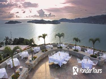 Cliff Diver Exhibition and 3-Course Dinner in Acapulco