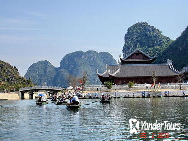 4-Day Northern Vietnam Tour Including Hanoi, Halong Bay, and Trang An Grottoes